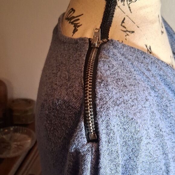 Carmen Marc Valvo Blue Cowlneck Top Zipper Detail Size XS - Picture 3 of 10